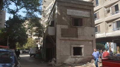 في وسط الشارع.. إزالة أقدم العقارات المخالفة بالعمرانية