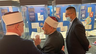 مفتي الجمهورية يتفقد المخطوطات النادرة في مكتبة غازي خسرو بك التاريخية