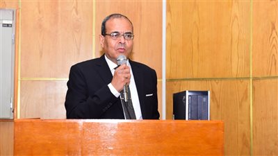 رئيس جامعة سوهاج يشهد فعاليات ورشة عمل لتحفيز الجهاز الإداري