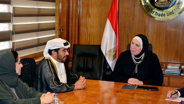 وزيرة الصناعة مع