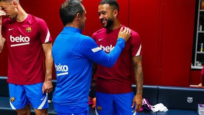 سيرجي بارخوان يحاضر لاعبي برشلونة في اجتماعه الأول بغرف الملابس | صور