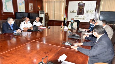 محافظ الأقصر يناقش استعدادات مؤتمر يوم المدن العالمي