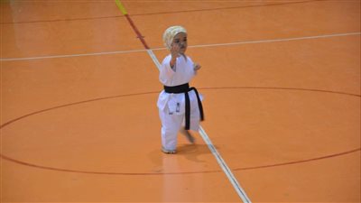 تحارب التنمر بالرياضة.. حكاية بسملة أول فتاة من قصار القامة تفوز بالحزام الأسود في الكاراتيه | صور وفيديو