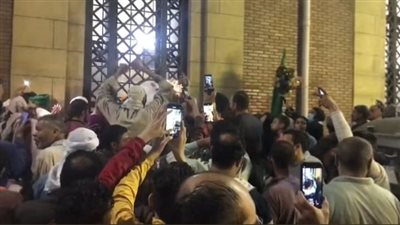 بالرايات الخضراء والشموع.. العشرات يحيون الليلة الختامية لمولد الدسوقي بكفر الشيخ