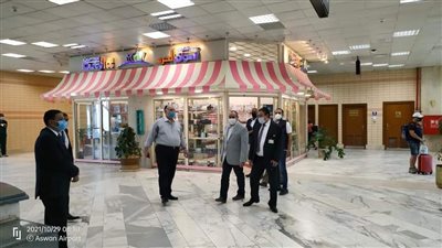 استعدادا لموسم السياحة الشتوي.. وزير الطيران المدني يتفقد مطار أسوان الدولي | صور