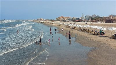 رغم ارتفاع الأمواج والتحذير من السباحة.. إقبال المصطافين على شاطئ بورسعيد في العطلة الأسبوعية | صور