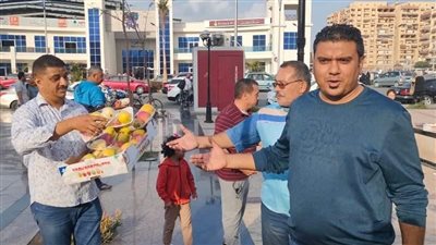 أهل كرم.. فكهاني يوزع أطباقًا مجانية على زوار الأسواق النموذجية ببورسعيد | صور 