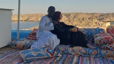 عسكر وزوجته الفرنسية يحتفلان بذكرى زواجهما باحتفال المولد النبوي 