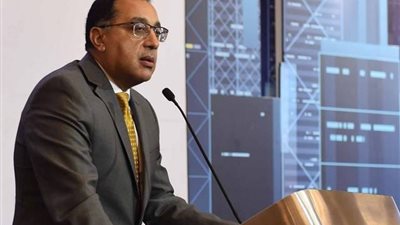 رئيس الوزراء يتفقد مشروعات مجمع المصالح الحكومية المميكن في الخارجة