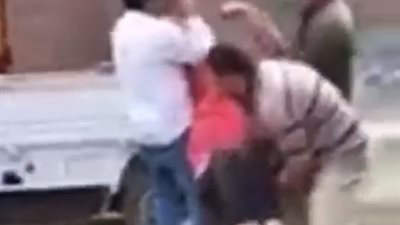 لحظة سحل شاب بالدقهلية بسبب خلاف على ملكية منزل | فيديو