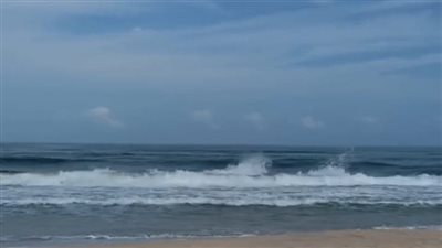 شواطئ العريش خالية بسبب سوء الطقس وارتفاع الأمواج