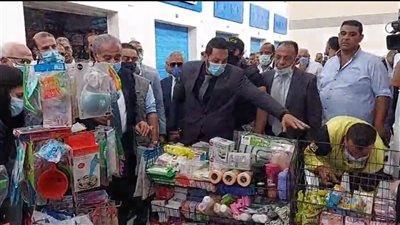 اللي اتكسر على حسابي.. وزير التموين يعتذر لسيدة سقطت منتجاتها خلال جولته ببورسعيد| صور
