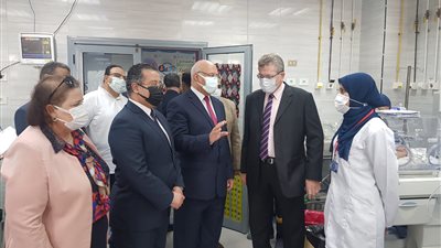 رئيس جامعة بنها يتفقد المستشفى الجامعي للاطمئنان على الخدمة الصحية
