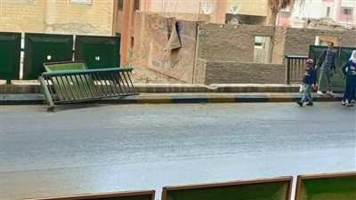 سقوط جزء من السور الحديدي لمحور صفط اللبن | صور