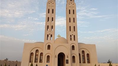 بعد تدشينه بيد قداسة البابا اليوم.. تعرف على دير السيدة العذراء والقديس يحنس بالعلمين 