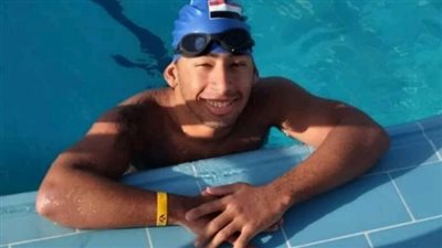 يوسف بطل من ذوي الهمم.. حصل على المركز الثاني في سباحة الإعاقات وكرمه رئيس جامعة السويس | صور
