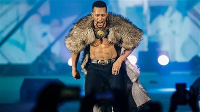 آخرها في حفل السعودية.. دولارات محمد رمضان تستفز الجمهور وتثير الجدل | فيديو