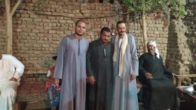 أعادا حقيبة بها 400 ألف جنيه.. أمانة سائق وابن شقيقته تنقذ محصل مياه من السجن بقنا