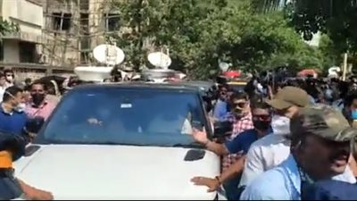 لحظة خروج أريان خان من السجن بكفالة وسط حشد جماهيري