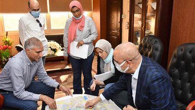 وزير الإسكان يجتمع برئيس جهاز القاهرة الجديدة لمتابعة الموقف التنفيذي للمشروعات