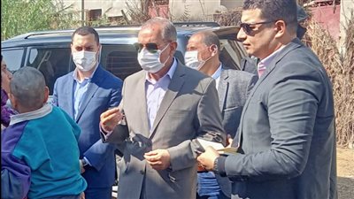 محافظ كفر الشيخ يوقف موكبه عند رؤية طفلين يعانيان من ضمور ويأمر ببحث حالتهما 
