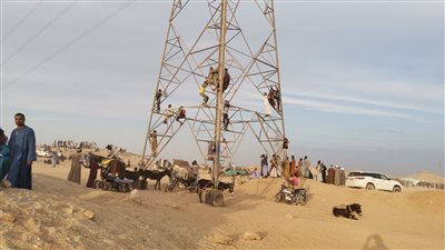 أعمدة الضغط العالي وسيلة للأطفال لمشاهدة سباق الخيول بمكان مرتفع بإدفو 