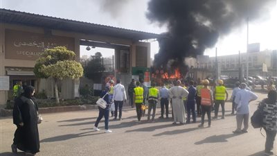 نشوب حريق بسيارة بجانب مستشفى عين شمس التخصصي