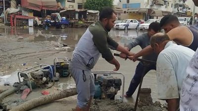 24 ساعة دون مياه.. محاولات لإصلاح كسر في خط مياه رئيسي ببورسعيد | صور