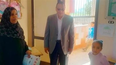 محافظ الشرقية يكافئ مدير مدرسة والعاملين بها: لقيت الفصول نظيفة | صور