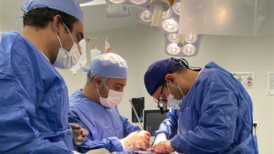 نجاح عملية لإصلاح اعوجاج حاد وتشوهات العمود الفقري بمستشفى أبو خليفة للطوارئ