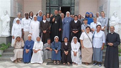 مطران إيباريشية طيبة يلتقي بالجماعات الرهبانية النسائية