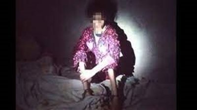 بعد تقييد طفلة بالجنازير 3 سنوات.. طبيب نفسي: الأب واع لتصرفاته ويرى الأم في صورة البنت