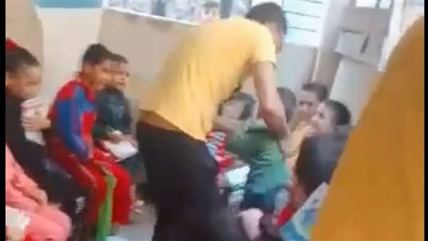 مدرس يعتدي على طفل