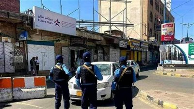 من الجلباب إلى الزي العسكري.. ميليشيات الحوثي بشكل جديد بشوارع صنعاء│ صور