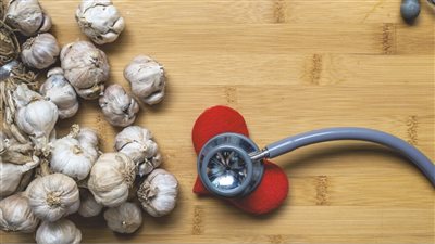  كيفية علاج الضغط بالثوم.. وهل يتعارض مع الأدوية؟