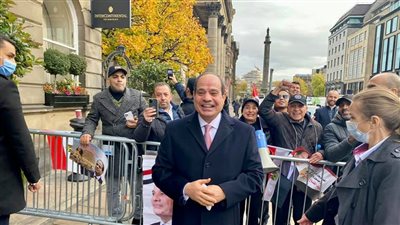 من أمام مقر إقامته.. السيسي يتبادل التحية مع مواطني الجالية المصرية باسكتلندا | صور