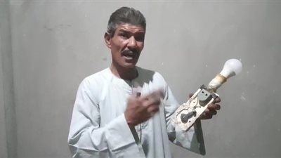 الحاجة أم الاختراع.. مواطن سوهاجي يبتكر مولدًا كهربائيًّا بأدوات بسيطة | صور وفيديو 