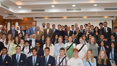 محافظ بورسعيد يلتقي وفدًا من الطلاب الدنماركيين وطلاب مدرسة NIS