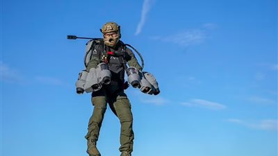 بدلة جيش بريطاني يمكنها الطيران بسرعة 80 ميل في الساعة | شاهد