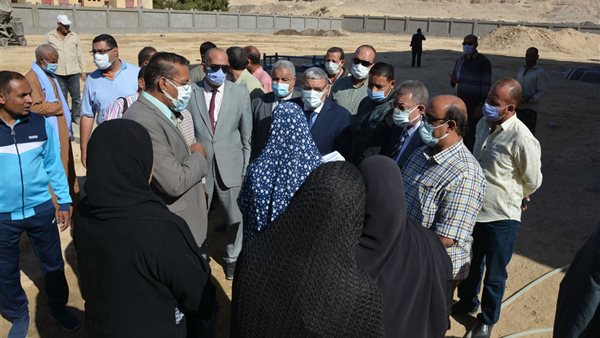 محافظ المنيا يستمع