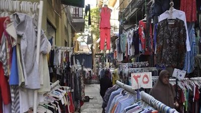 بعد إقبال الفنانين عليها.. هل ملابس وكالة البلح مسروقة أو مستعملة؟