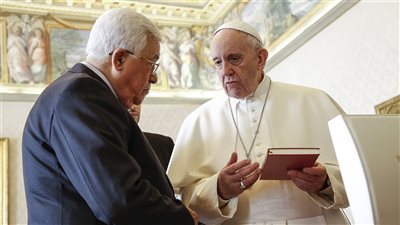 بابا الفاتيكان يستقبل الرئيس الفلسطيني ويهديه تمثالا برونزيا للسلام 