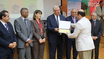 فاو ووزارة الزراعة تكرمان رئيس مركز معلومات التغيرات المناخية