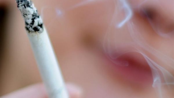 طفلة تشرب السجائر