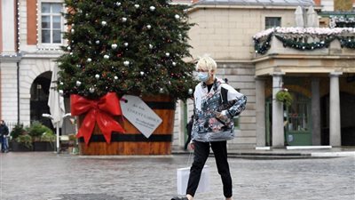 الوضع سيكون صعبًا.. طبيب بريطاني يحذر من احتفالات عيد الميلاد في ظل كورونا