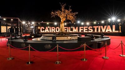 ملك الألوان يسيطر على مهرجان القاهرة السينمائي.. فنانات أطللن باللون الأسود