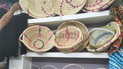 صعيدية كرمها الرئيس بجائزتين بمعرض تراثنا: لولا حياة كريمة مكنتش بعت شُغلي وكسبت | فيديو وصور