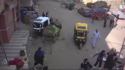 لحظة سحل سيدة بالمنوفية على يد سائق توكتوك وإصابة بائع حاول الدفاع عنها| فيديو 