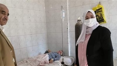 في لفتة إنسانية.. مدير الإدارة التعليمية بـ دشنا تصطحب تلميذًا إلى المستشفى لإصابته بحالة إغماء | صور