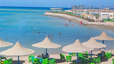 طقس خريفي.. شواطئ الغردقة تستقبل بعض الزوار | صور وفيديو